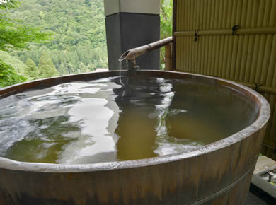 芍薬の湯露天樽風呂
